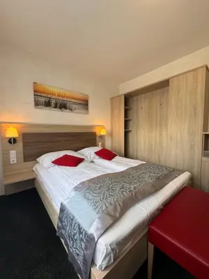Ein Bett oder Betten in einem Zimmer der Unterkunft Hotel Biedermeier