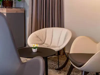 Ein Sitzbereich in der Unterkunft B&B HOTEL Wuppertal City-Süd