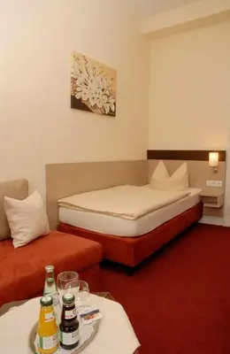 Ein Bett oder Betten in einem Zimmer der Unterkunft Hotel Wuppertaler Hof