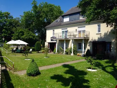 Ein Garten an der Unterkunft Pension-Sendis