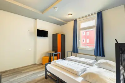 Ein Bett oder Betten in einem Zimmer der Unterkunft a&o Dortmund Hauptbahnhof