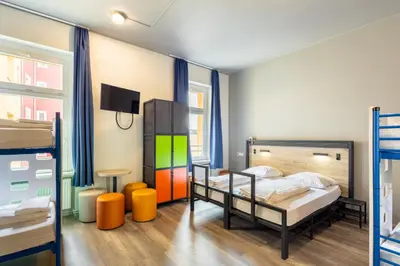 Ein Bett oder Betten in einem Zimmer der Unterkunft a&o Dortmund Hauptbahnhof
