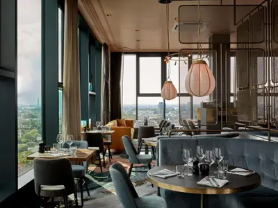 Ein Restaurant oder anderes Speiselokal in der Unterkunft 25hours Hotel Das Tour