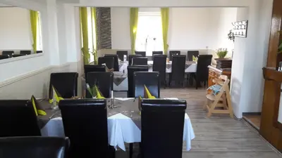 Ein Sitzbereich in der Unterkunft Steakhaus Galgenbach