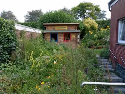 Ein Garten an der Unterkunft Haus der Kunst