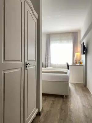 Ein Bett oder Betten in einem Zimmer der Unterkunft Hotel Angerland Garni