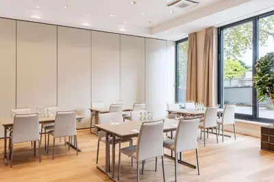 Ein Restaurant oder anderes Speiselokal in der Unterkunft NH Essen