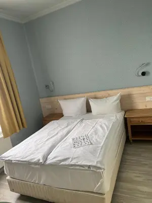 Ein Bett oder Betten in einem Zimmer der Unterkunft Fettehenne Gästehaus