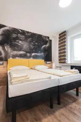 Ein Bett oder Betten in einem Zimmer der Unterkunft DJH Jugendgästehaus Adolph Kolping