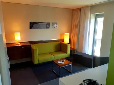 Ein Sitzbereich in der Unterkunft SportHotel Kaiserau
