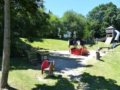 Ein Garten an der Unterkunft Ferienwohnung Schwebebahn in Wuppertal