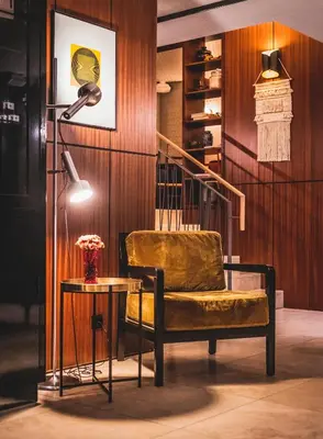Ein Sitzbereich in der Unterkunft HENRI Hotel Düsseldorf