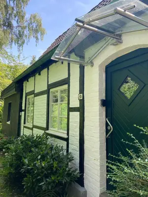 Das Gebäude in dem sich das Ferienhaus befindet