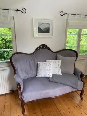 Ein Sitzbereich in der Unterkunft Bergisches Cottage Solingen - Tiny House mit Garten