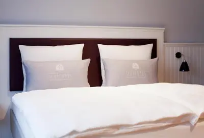Ein Bett oder Betten in einem Zimmer der Unterkunft Schulhaus Hotel