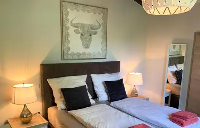 Ein Bett oder Betten in einem Zimmer der Unterkunft BESOTEL Erkrath - 20 Wohnungen 2 Standorte 35 Schlafzimmer 29 Badezimmer 52 Betten für 73 Gäste