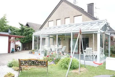 Ein Garten an der Unterkunft Apartmentvermietung Meerbusch