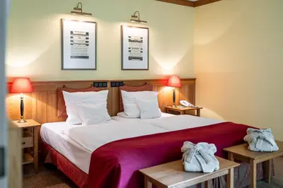 Ein Bett oder Betten in einem Zimmer der Unterkunft Waldhotel Tannenhäuschen