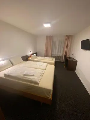 Ein Bett oder Betten in einem Zimmer der Unterkunft Brunnen Hotel