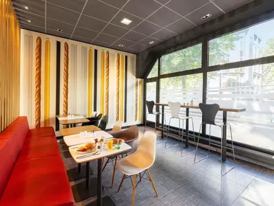 Ein Sitzbereich in der Unterkunft B&B Hotel Düsseldorf-Hbf