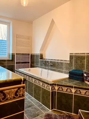 Ein Badezimmer in der Unterkunft b e d & a g e d e s i g n -extra large- wunderschöne gesamte Wohnung mit viel Platz & 4 Schlafzimmern - Rechnungserstellung für Geschäftsreisende & Firmen