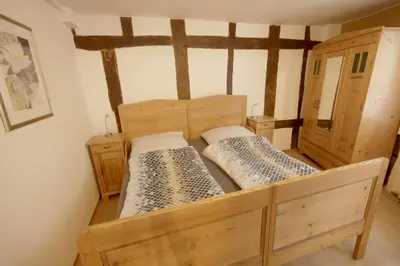 Ein Bett oder Betten in einem Zimmer der Unterkunft Historisch übernachten Brinkerplatz 3