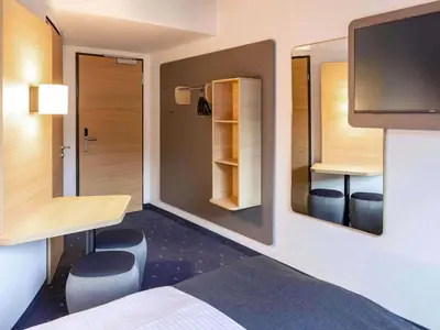 Ein Bett oder Betten in einem Zimmer der Unterkunft B&B HOTEL Bochum Hbf-Nord