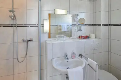 Ein Badezimmer in der Unterkunft Hotel Zum Grunewald