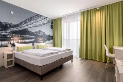 Ein Bett oder Betten in einem Zimmer der Unterkunft Super 8 by Wyndham Oberhausen am Centro