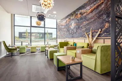 Ein Sitzbereich in der Unterkunft Super 8 by Wyndham Oberhausen am Centro