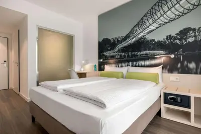 Ein Bett oder Betten in einem Zimmer der Unterkunft Super 8 by Wyndham Oberhausen am Centro