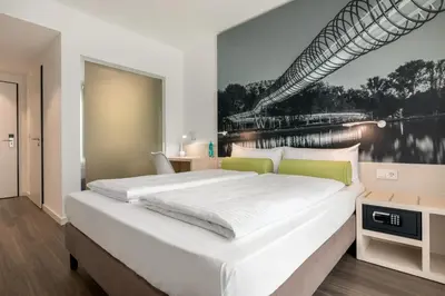 Ein Bett oder Betten in einem Zimmer der Unterkunft Super 8 by Wyndham Oberhausen am Centro