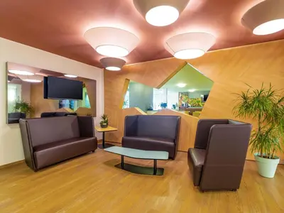 Ein Sitzbereich in der Unterkunft B&B HOTEL Dortmund-Messe