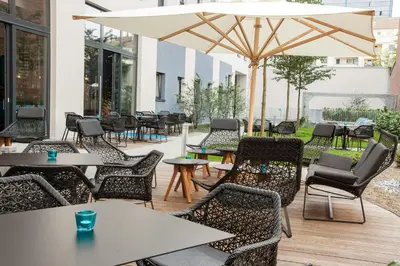 Ein Sitzbereich in der Unterkunft Motel One Düsseldorf Hauptbahnhof