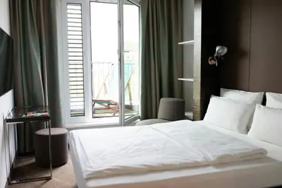 Ein Bett oder Betten in einem Zimmer der Unterkunft Motel One Düsseldorf Hauptbahnhof