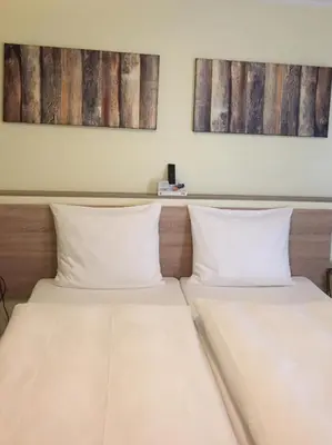 Ein Bett oder Betten in einem Zimmer der Unterkunft Motel de Winter - Motel - Apartmenthaus - Monteurzimmer