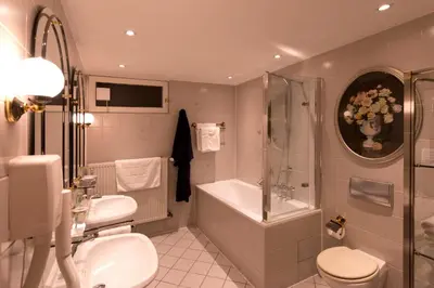 Ein Badezimmer in der Unterkunft Die Villa Mettmann