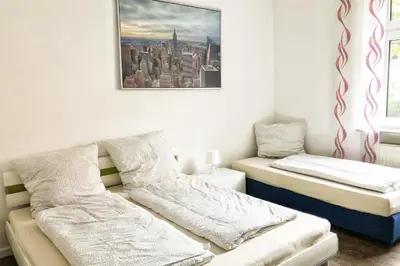Ein Bett oder Betten in einem Zimmer der Unterkunft Wunderschöne Altbauwohnung mit Flair in Wuppertal