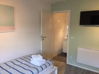 Ein Bett oder Betten in einem Zimmer der Unterkunft Zimmer nahe Messe und Flughafen