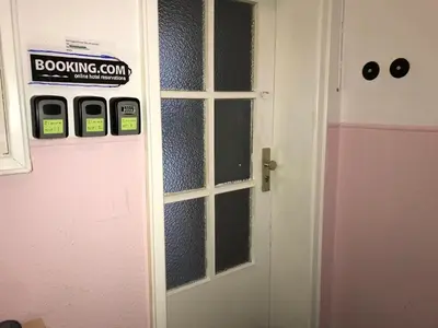 Ein Zertifikat, Auszeichnung, Logo oder anderes Dokument, das in der Unterkunft Misha,s Place ausgestellt ist