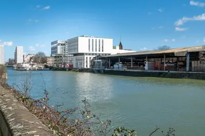 Blick auf einen Fluss in der Nähe des Hotels