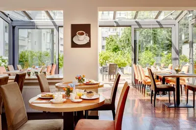 Ein Restaurant oder anderes Speiselokal in der Unterkunft Hotel Imperial Düsseldorf Superior - Sure Collection by Best Western