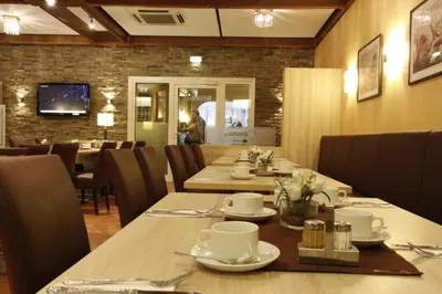 Ein Restaurant oder anderes Speiselokal in der Unterkunft Hotel Kaiserhof Wesel