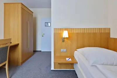 Ein Bett oder Betten in einem Zimmer der Unterkunft City Partner Central-Hotel Wuppertal