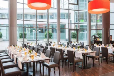 Ein Restaurant oder anderes Speiselokal in der Unterkunft NH Düsseldorf City