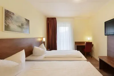 Ein Bett oder Betten in einem Zimmer der Unterkunft Hotel Schumacher Düsseldorf