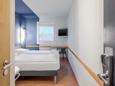 Ein Bett oder Betten in einem Zimmer der Unterkunft B&B HOTEL Düsseldorf-Hilden