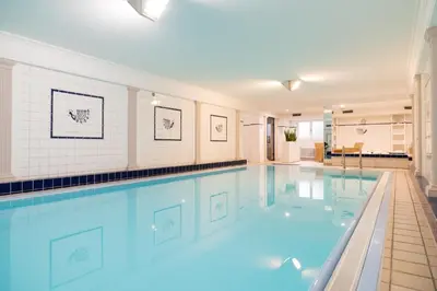 Der Swimmingpool an oder in der Nähe von Waldhotel Eskeshof