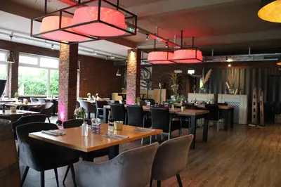Ein Restaurant oder anderes Speiselokal in der Unterkunft Hotel Mintarder Wasserbahnhof