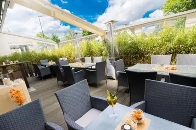 Ein Restaurant oder anderes Speiselokal in der Unterkunft Air Hotel Wartburg